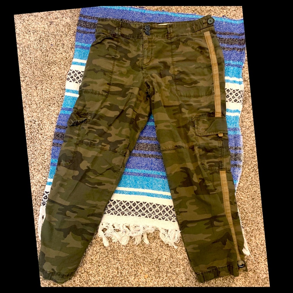 💛 (5/$25) Camo Cargo Pants